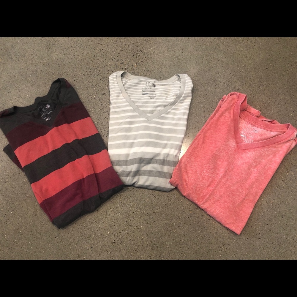 Men’s (3) three shirt bundle On the Byas Large